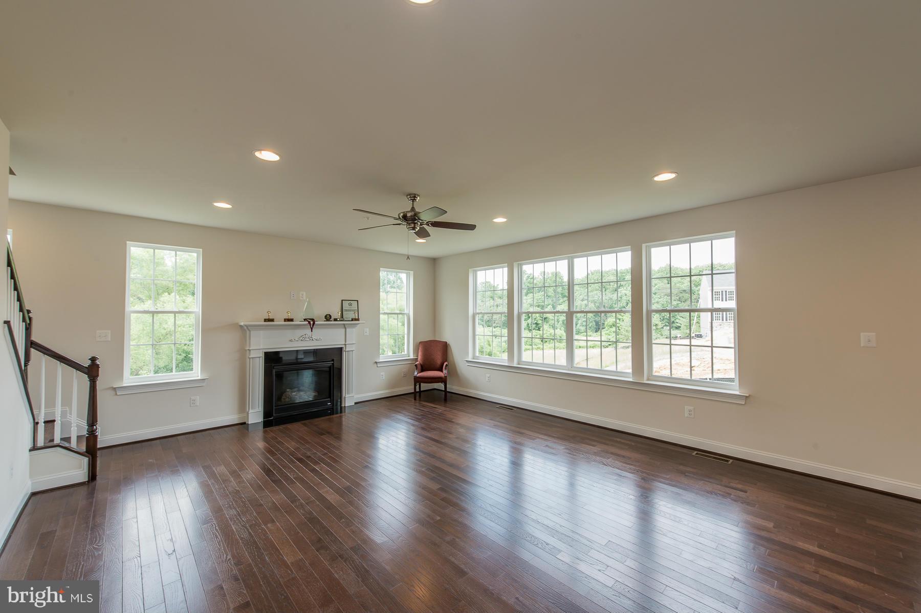 5753 Landing Road Elkridge, MD 21075 - Photo 4 of 30 Living Room
