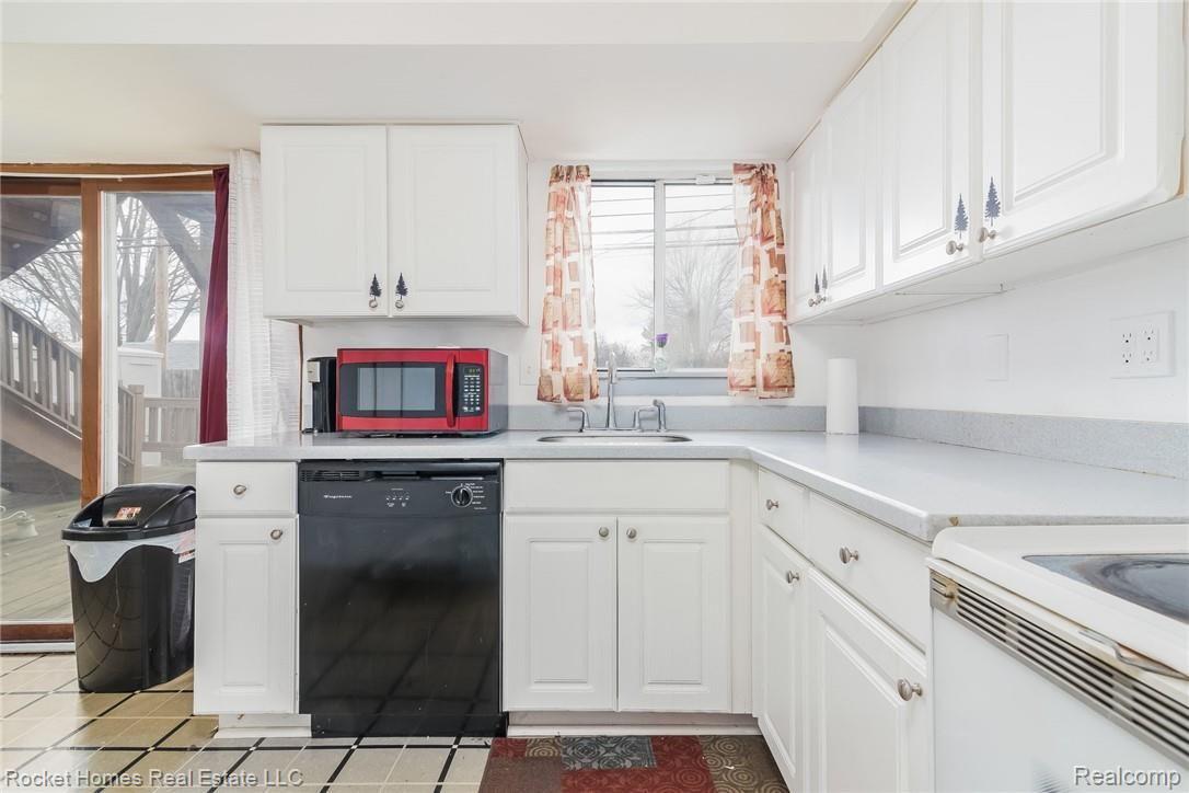 18531 Common Road Roseville, MI 48066 - Photo 7 of 27 006-photo-kitchen-6632701.jpg