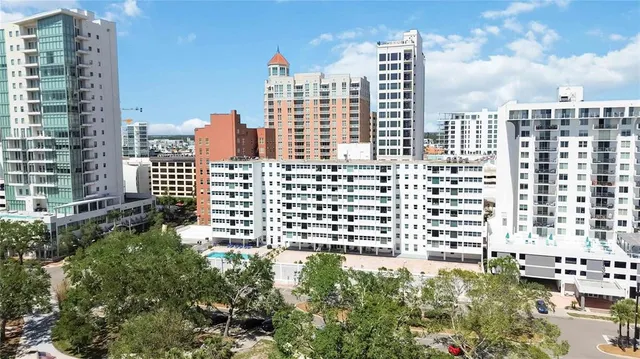 $599,999 | 33 South Gulfstream Avenue, Unit 905, Sarasota, FL 34236