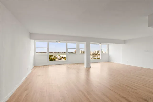 $599,999 | 33 South Gulfstream Avenue, Unit 905, Sarasota, FL 34236