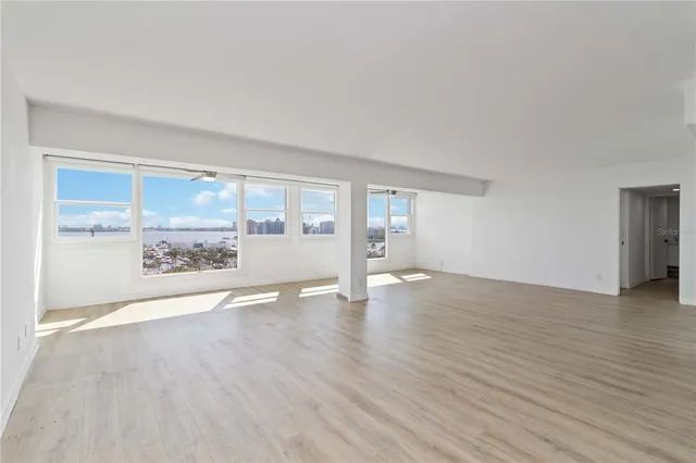 $599,999 | 33 South Gulfstream Avenue, Unit 905, Sarasota, FL 34236