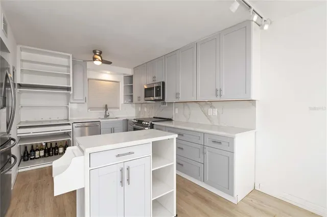 $599,999 | 33 South Gulfstream Avenue, Unit 905, Sarasota, FL 34236