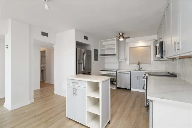 $599,999 | 33 South Gulfstream Avenue, Unit 905, Sarasota, FL 34236