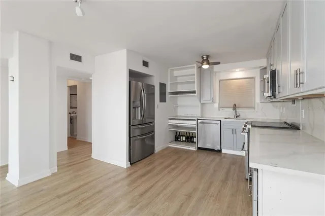 $599,999 | 33 South Gulfstream Avenue, Unit 905, Sarasota, FL 34236