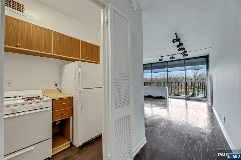 6 Horizon Road, Unit 306 Fort Lee, NJ 07024 - Photo 11 of 34