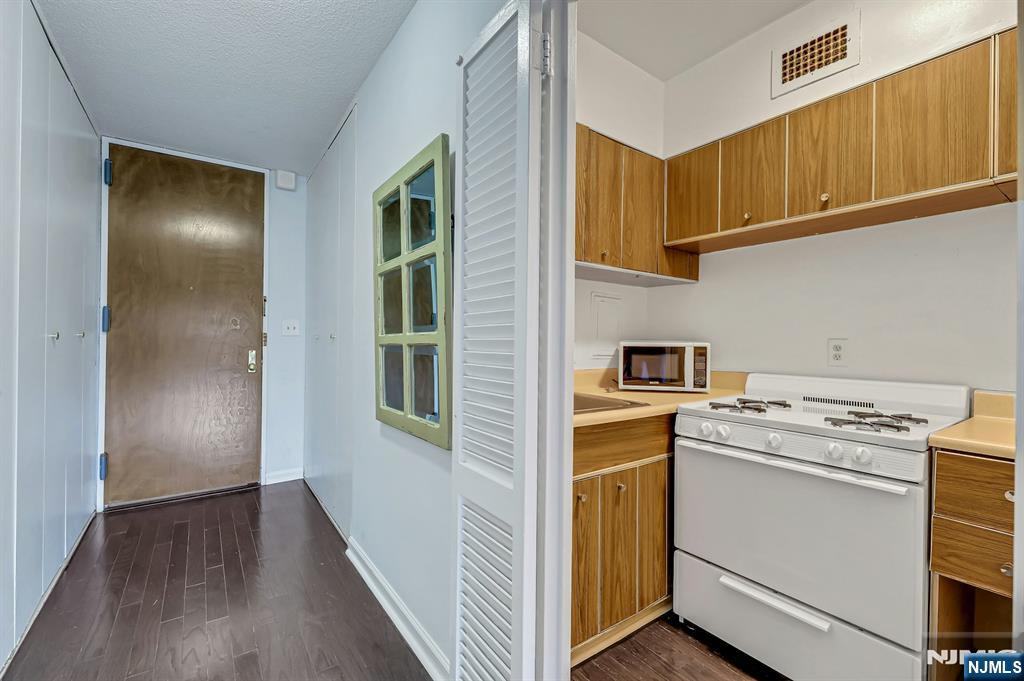 6 Horizon Road, Unit 306 Fort Lee, NJ 07024 - Photo 12 of 34