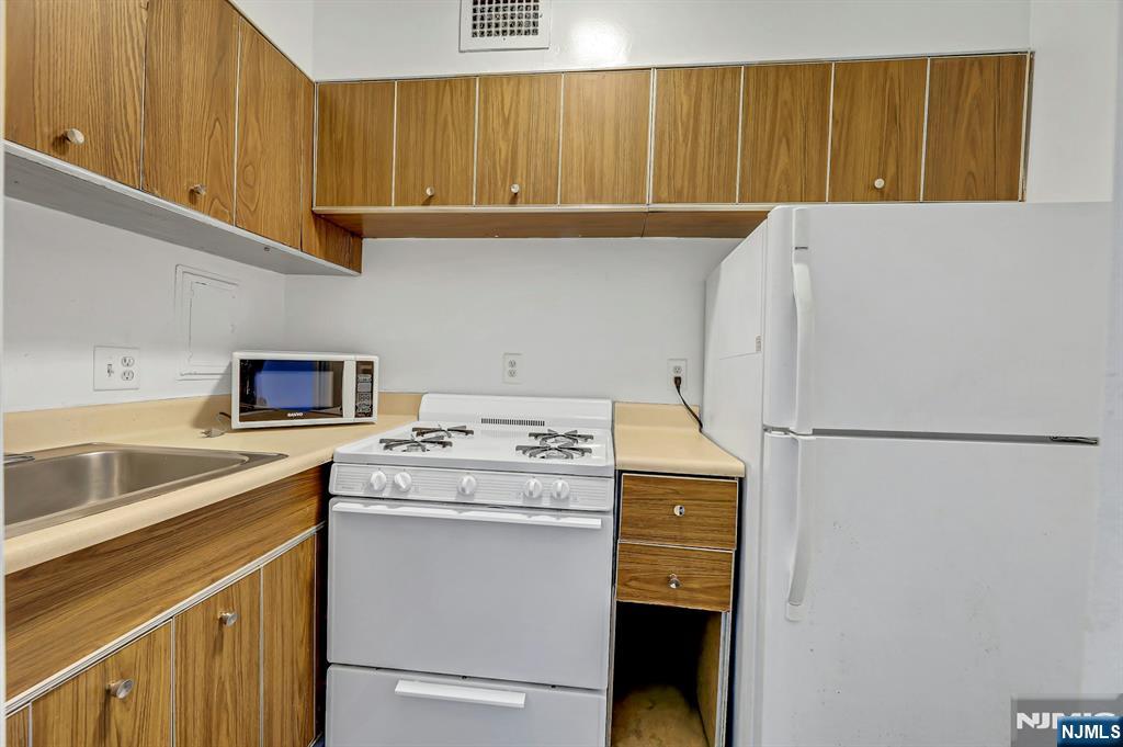 6 Horizon Road, Unit 306 Fort Lee, NJ 07024 - Photo 13 of 34