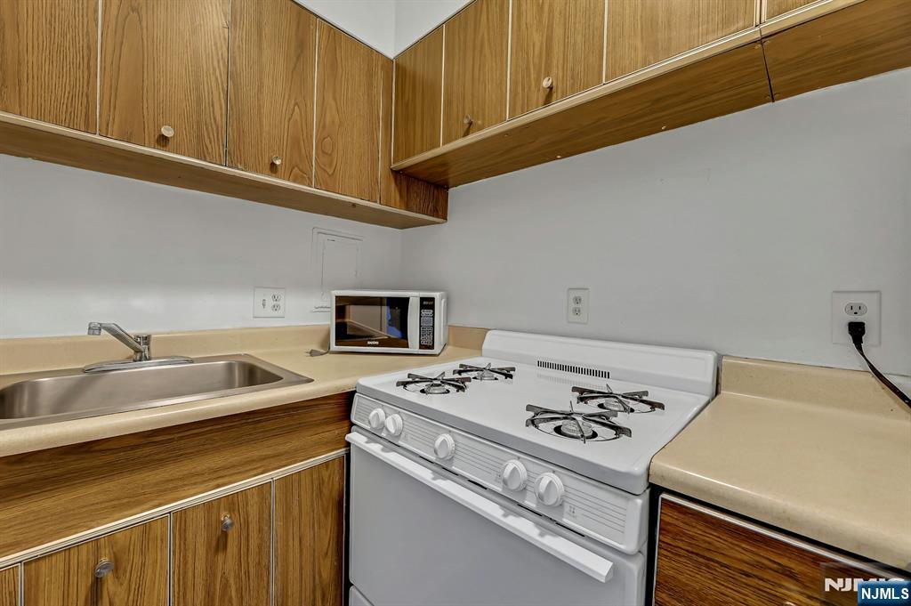 6 Horizon Road, Unit 306 Fort Lee, NJ 07024 - Photo 14 of 34