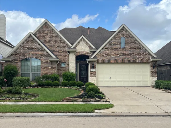 $460,000 | 2106 Cambridge Bay Drive, Pearland, TX 77584
