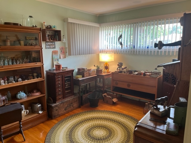 1027 Whitfield Road Northbrook, IL 60062 - Photo 15 of 21 a room with furniture
