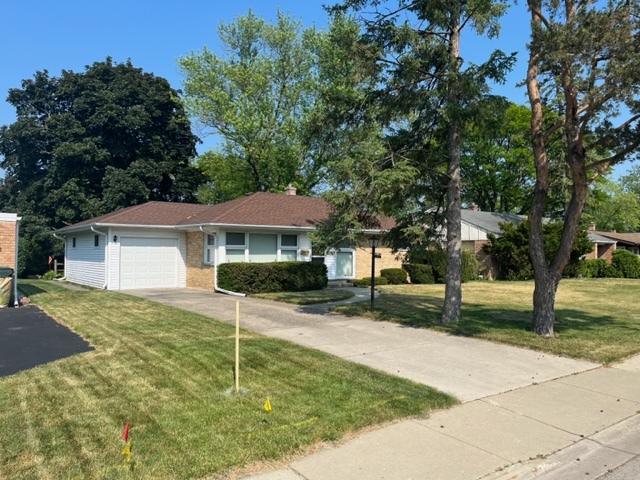 1027 Whitfield Road Northbrook, IL 60062 - Photo 3 of 21 a house that has a tree in front of it