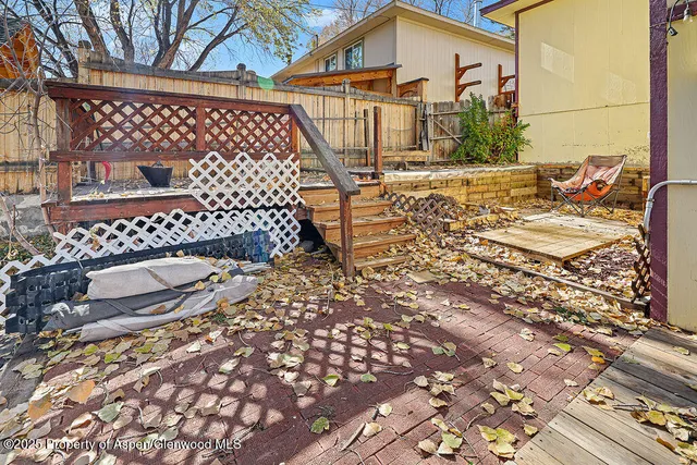 a view of a pathway with a backyard