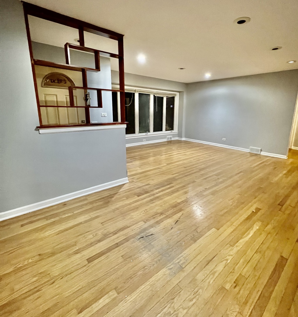 8641 Gross Point Road Skokie, IL 60077 - Photo 4 of 12 Gallery Image 4