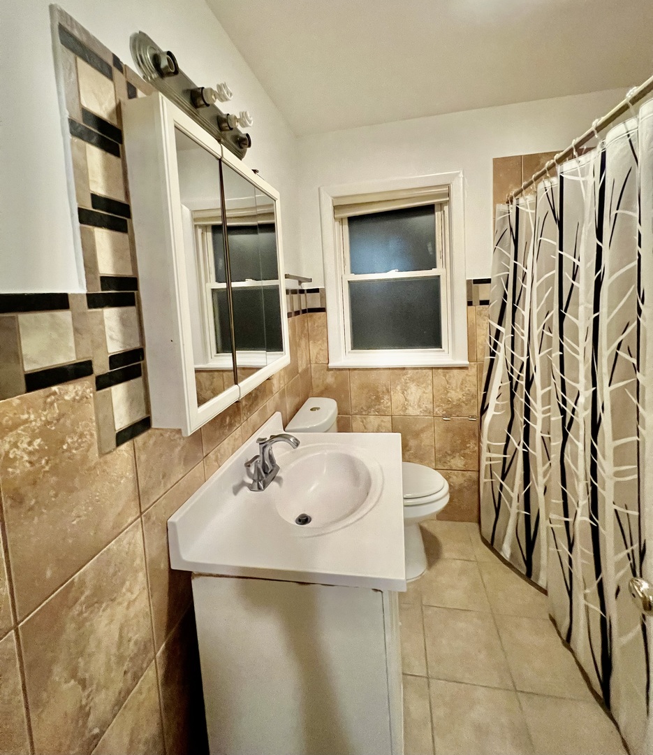 8641 Gross Point Road Skokie, IL 60077 - Photo 7 of 12 Gallery Image 7