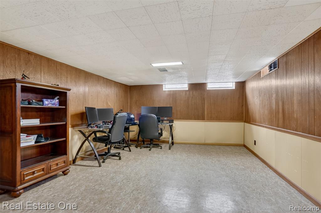 28491 Bayberry Road Farmington Hills, MI 48331 - Photo 23 of 37