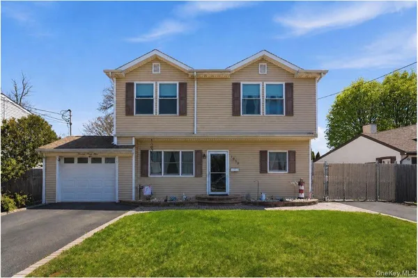 $740,000 | 1433 Manatuck Boulevard, Bay Shore, NY 11706
