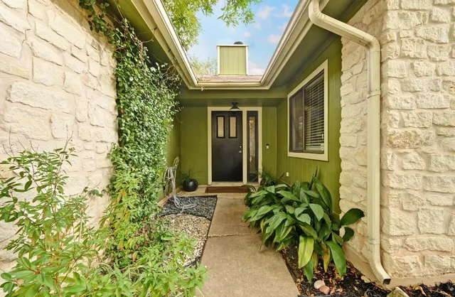 $2,800 | 7811 Finch Trail, Austin, TX 78745