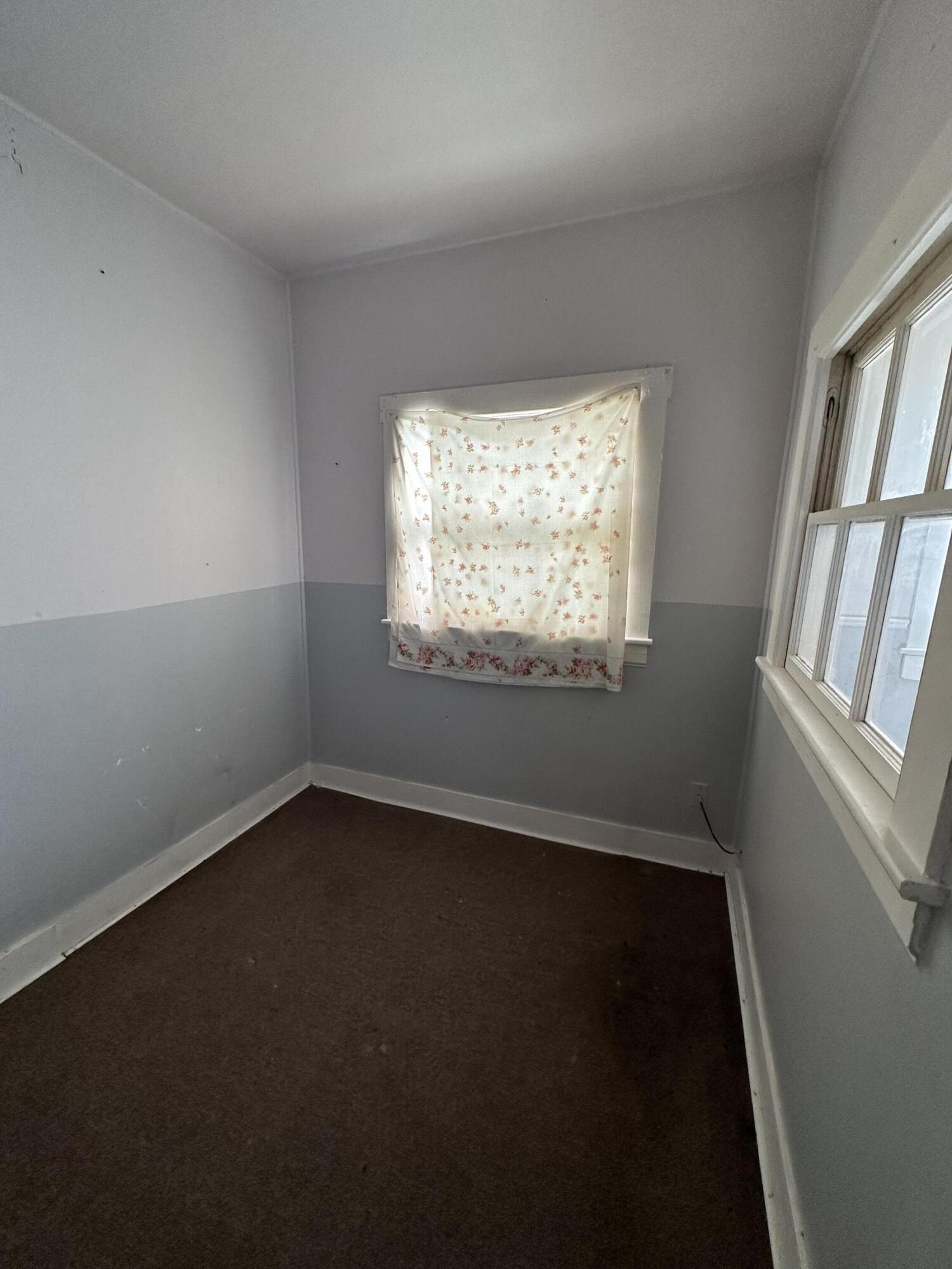 579-581 Botetourt Road Fincastle, VA 24090 - Photo 29 of 30 an empty room with a window