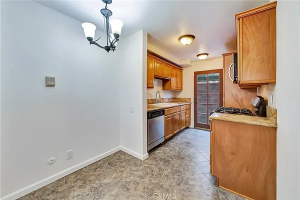 $299,900 | 21219 Roscoe Boulevard, Unit 111, Canoga Park, CA 91304