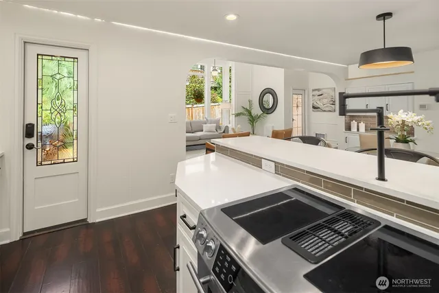 $1,200,000 | 1400 Bellevue Way Southeast, Unit 4, Bellevue, WA 98004