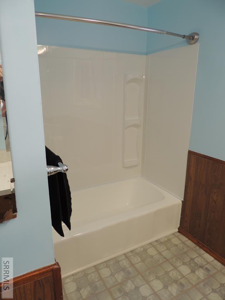 235 West 6th South St. Anthony, ID 83445 - Photo 12 of 18 Bathroom tub/shower