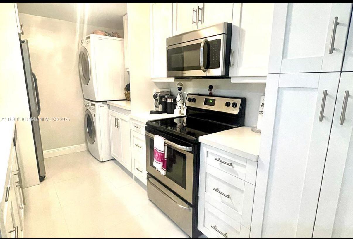 9710 Hammocks Boulevard, Unit 10331 Miami, FL 33196 - Photo 10 of 17 a kitchen with a refrigerator stove and microwave
