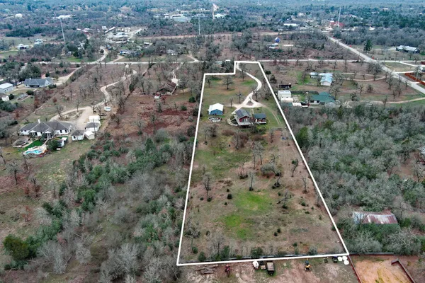 an aerial view of a yard