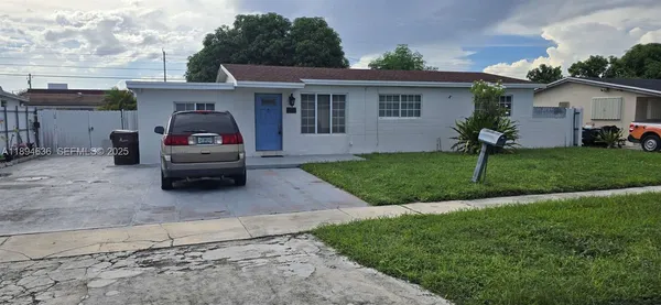 a view of a house with backyard and porch