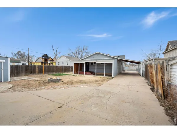 a view of a house with a backyard
