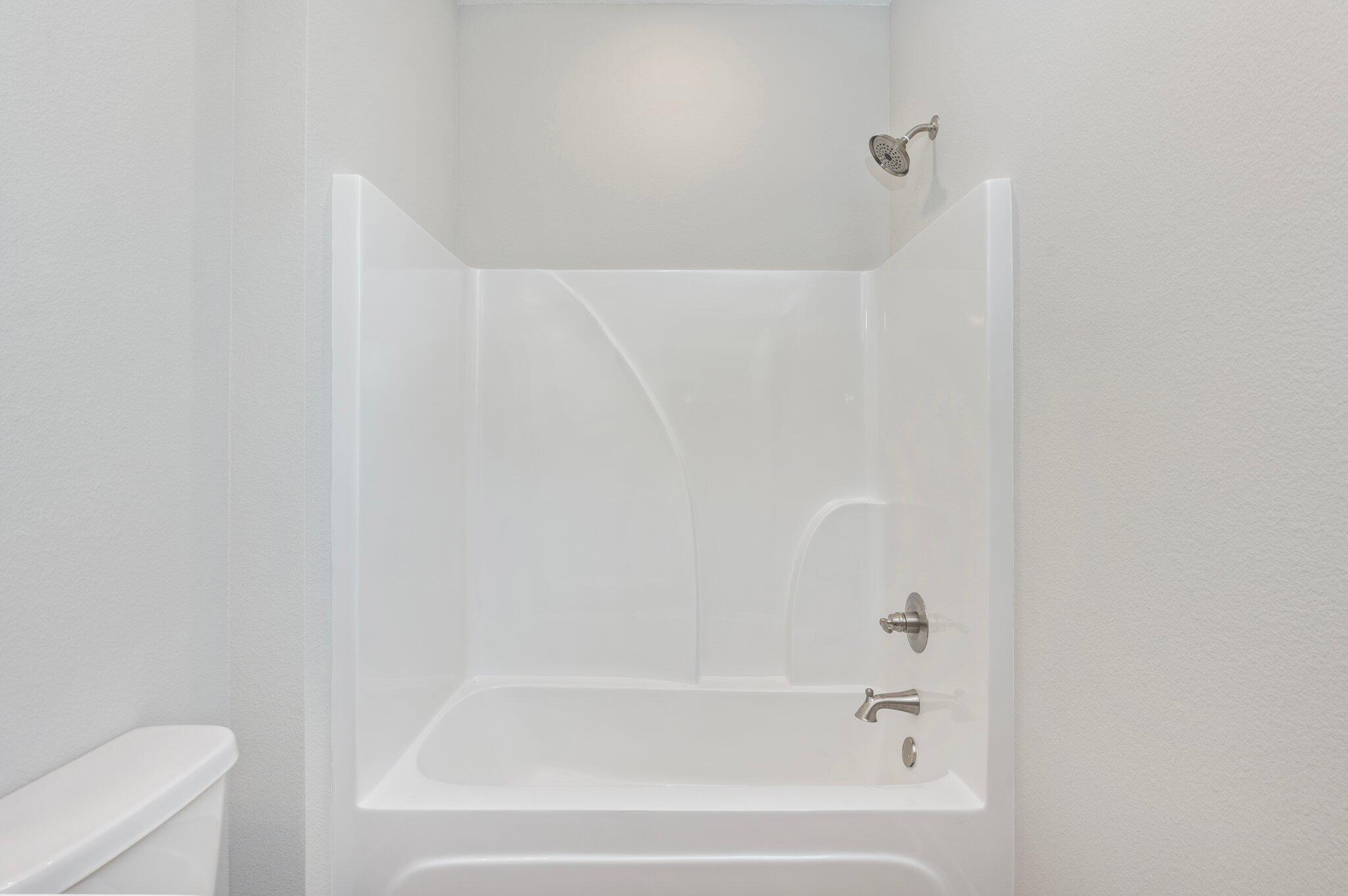 73 Lafayette Creek Freeport, FL 32439 - Photo 26 of 38 a bathroom with a bathtub