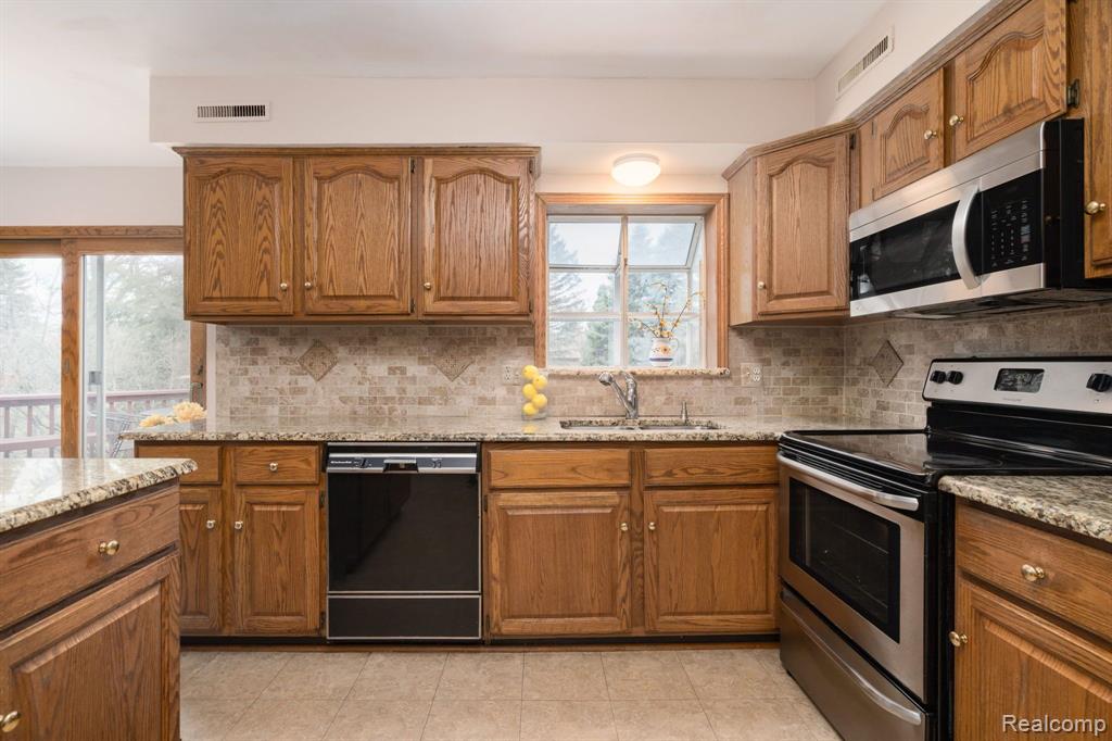 357 Powderhorn Ridge Court Rochester Hills, MI 48309 - Photo 11 of 42