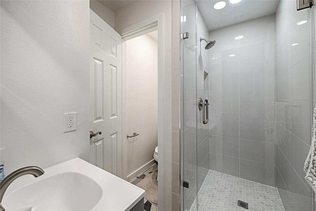 15632 Moondust Drive Dallas, TX 75248 - Photo 31 of 36 a bathroom with a sink toilet and shower