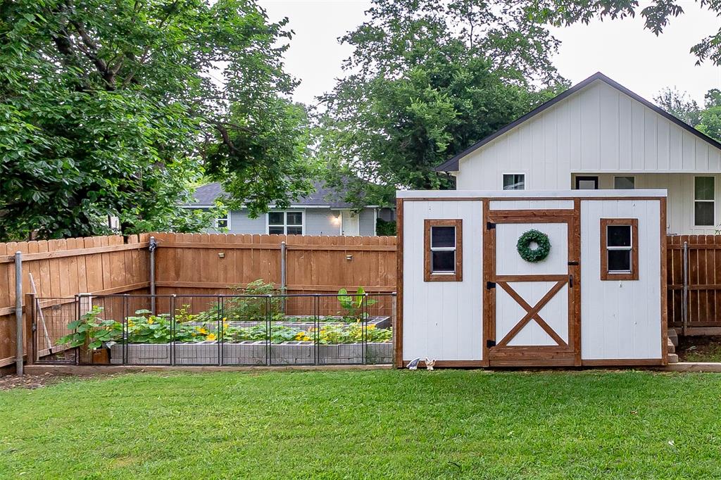161 Columbia Street Cleburne, TX 76031 - Photo 16 of 19 a view of a back yard of the house