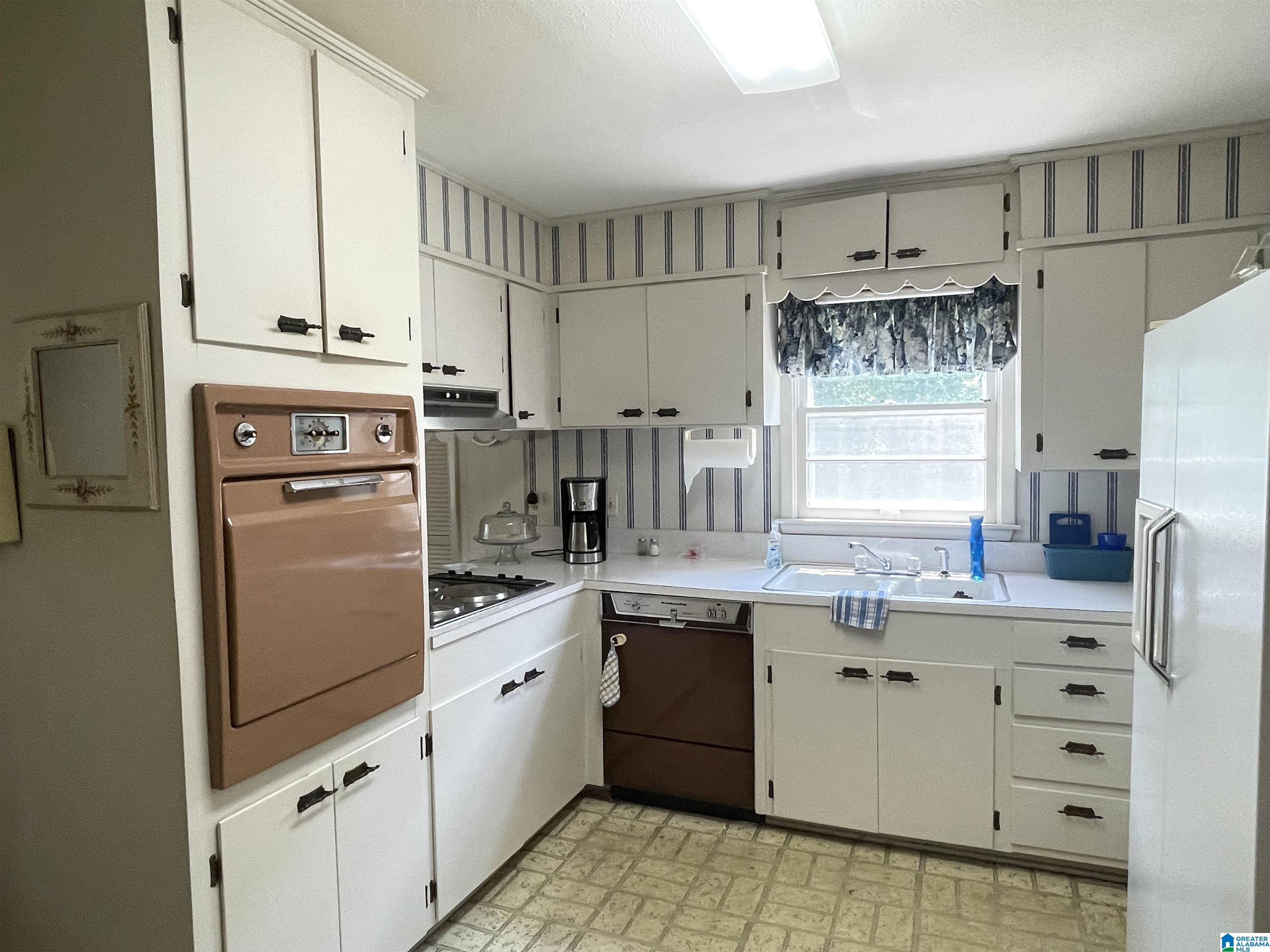 1205 Vine Street Anniston, AL 36207 - Photo 5 of 40