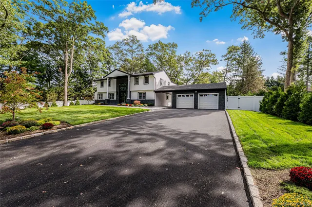 $2,199,999 | 15 Southwick Court North, Plainview, NY 11803