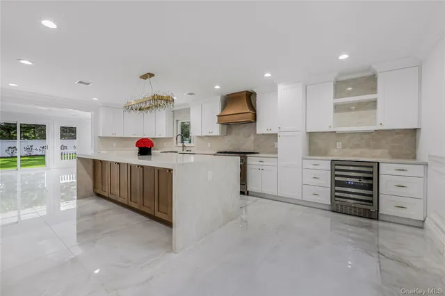 $2,199,999 | 15 Southwick Court North, Plainview, NY 11803