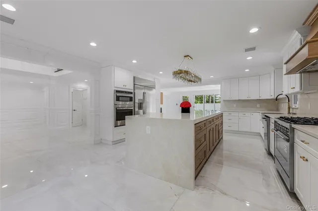 $2,199,999 | 15 Southwick Court North, Plainview, NY 11803