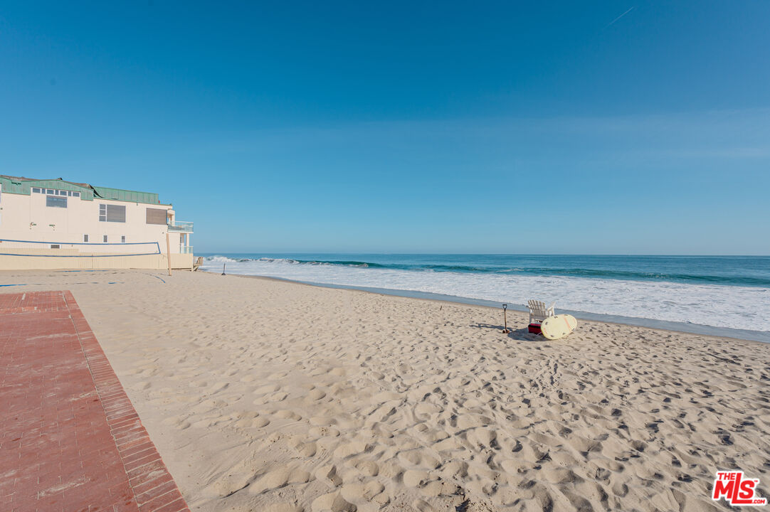 3854 Rambla Orienta Malibu, CA 90265 - Photo 31 of 33 a view of a refrigerator with white comforter