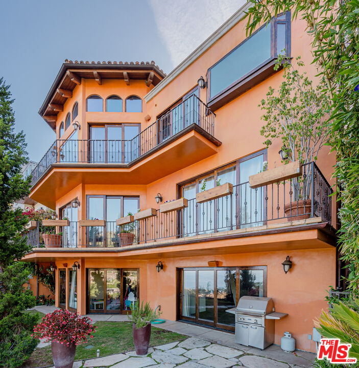 3854 Rambla Orienta Malibu, CA 90265 - Photo 5 of 33 front view of a building