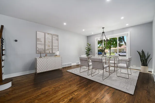 $699,900 | 7225 East Prairie Road, Lincolnwood, IL 60712