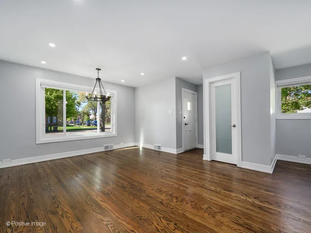 $699,900 | 7225 East Prairie Road, Lincolnwood, IL 60712