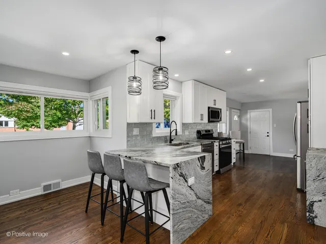 $699,900 | 7225 East Prairie Road, Lincolnwood, IL 60712