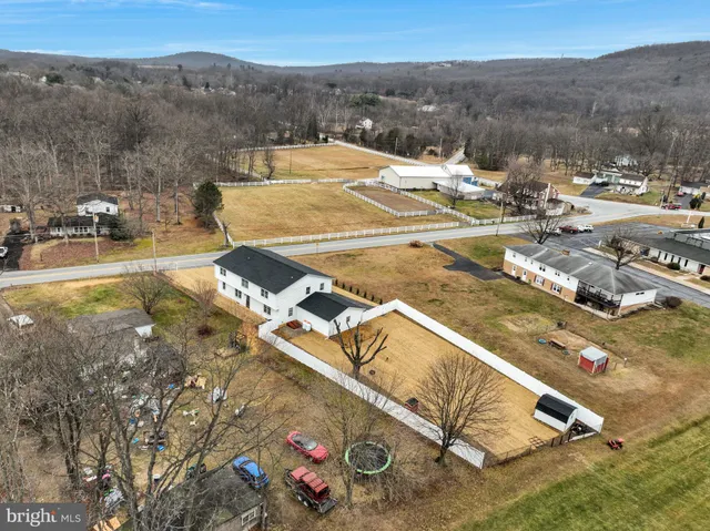 a picture of a rug with a white wall
