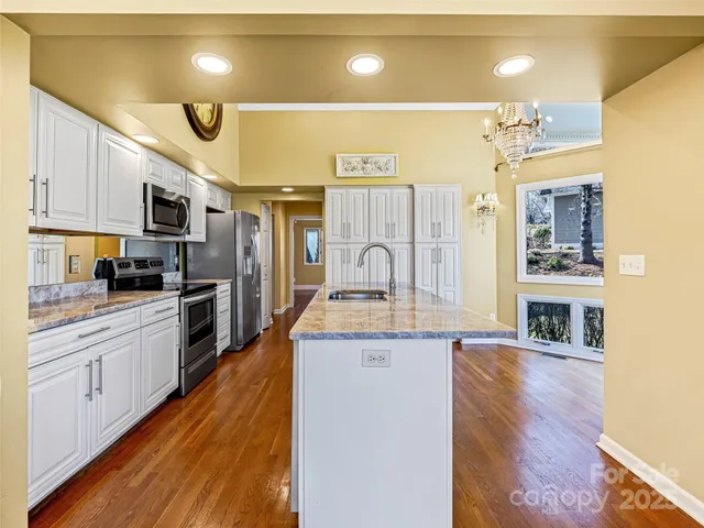 $600,000 | 140 Overlook Drive, Flat Rock, NC 28731