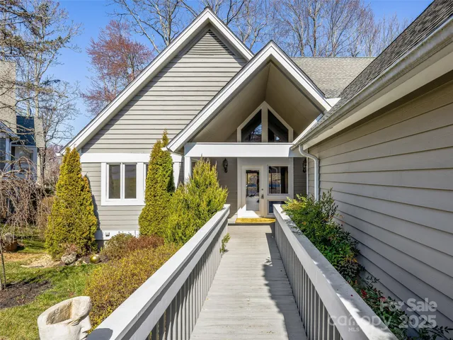 $600,000 | 140 Overlook Drive, Flat Rock, NC 28731