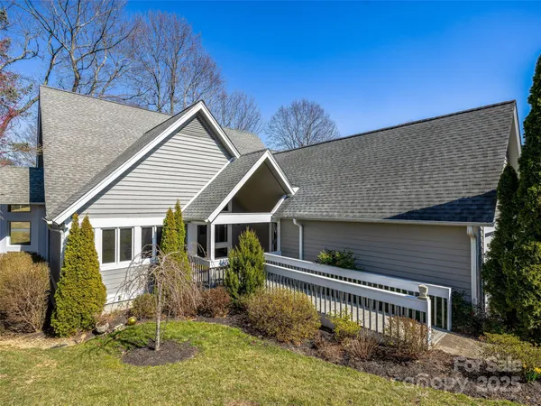 $600,000 | 140 Overlook Drive, Flat Rock, NC 28731