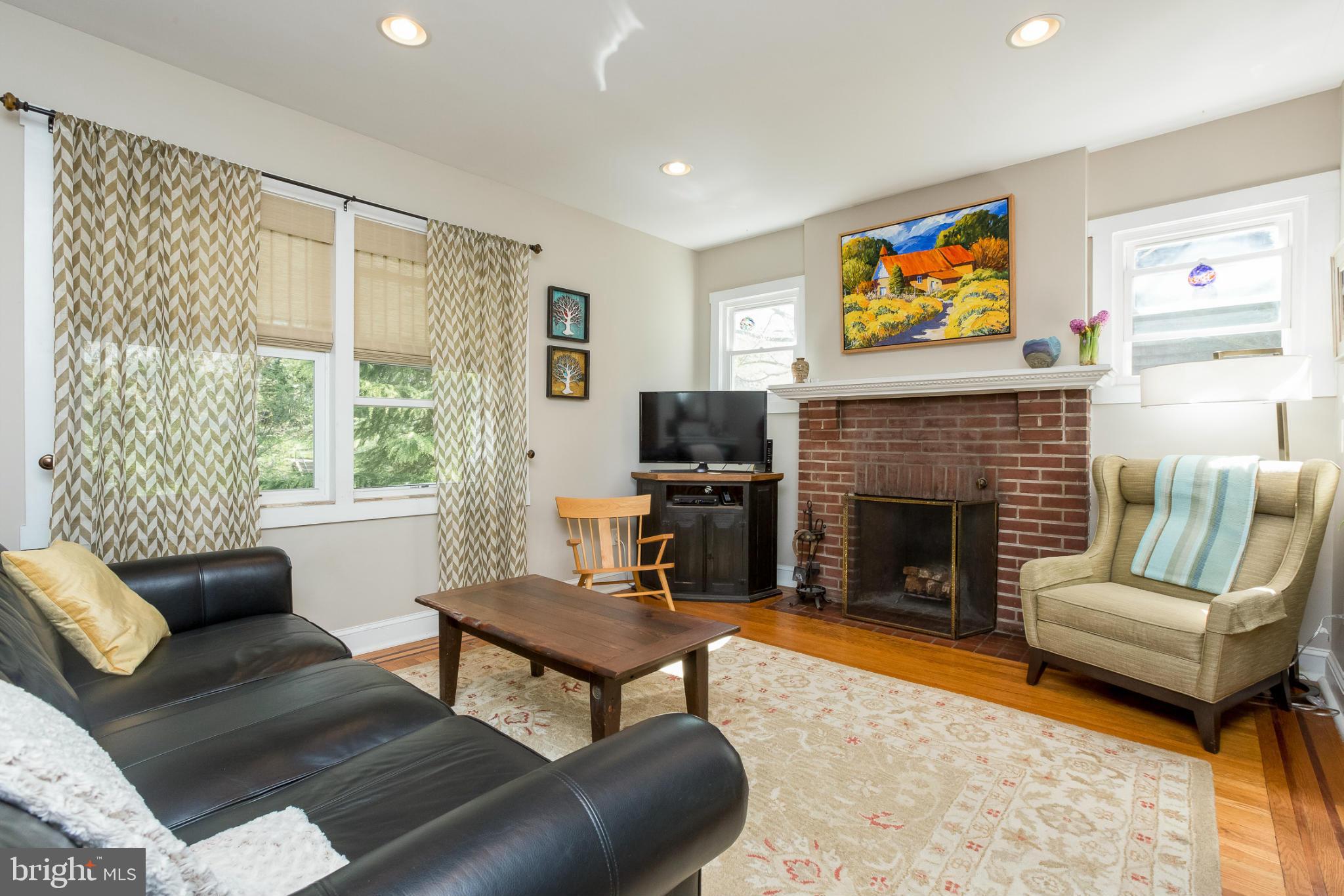 722 Brookwood Road Baltimore, MD 21229 - Photo 6 of 28 Living Room