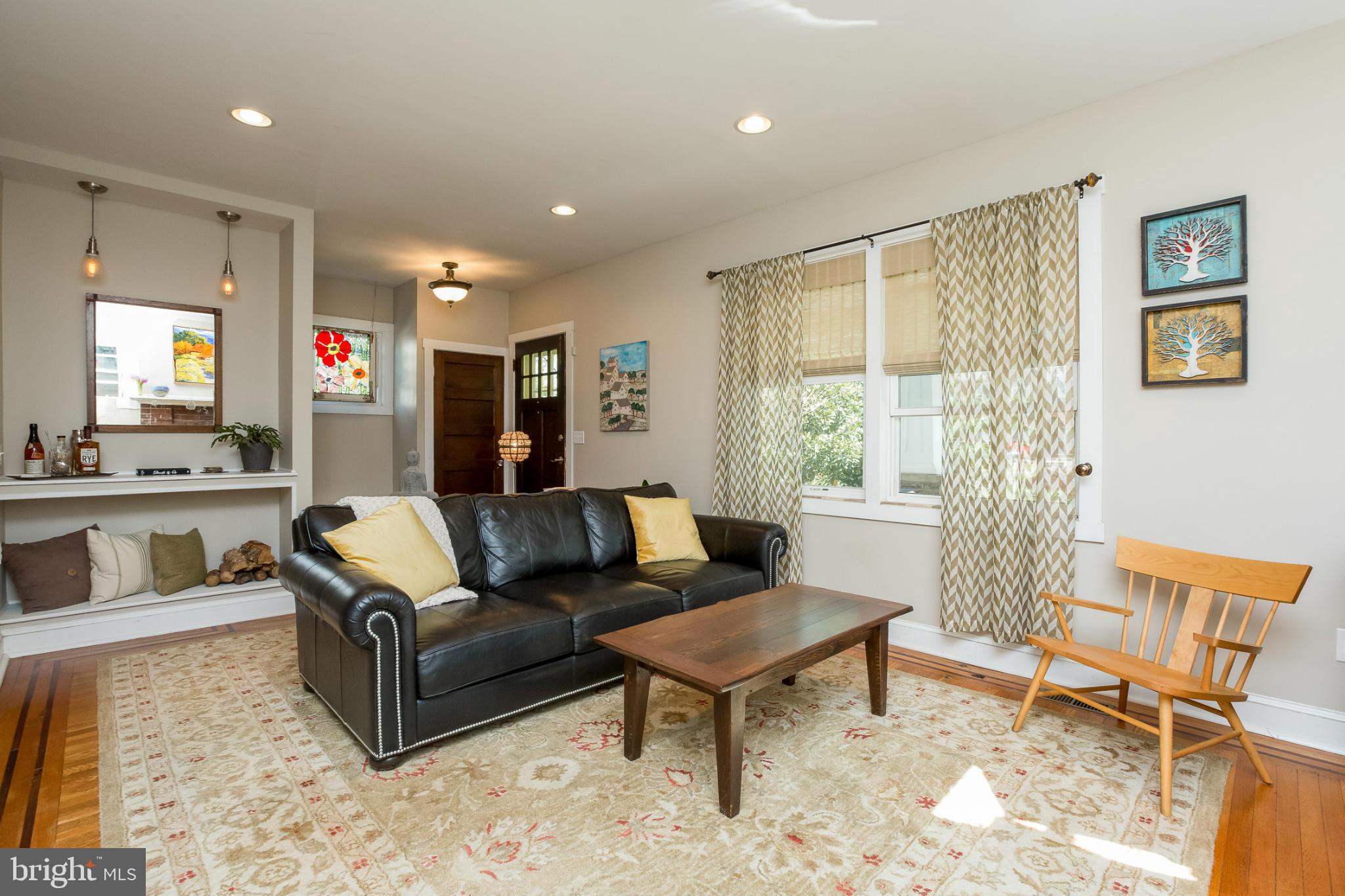 722 Brookwood Road Baltimore, MD 21229 - Photo 7 of 28 Living Room