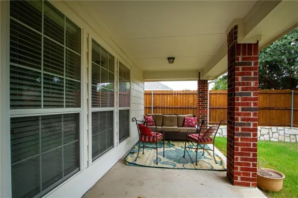 a view of garden with patio