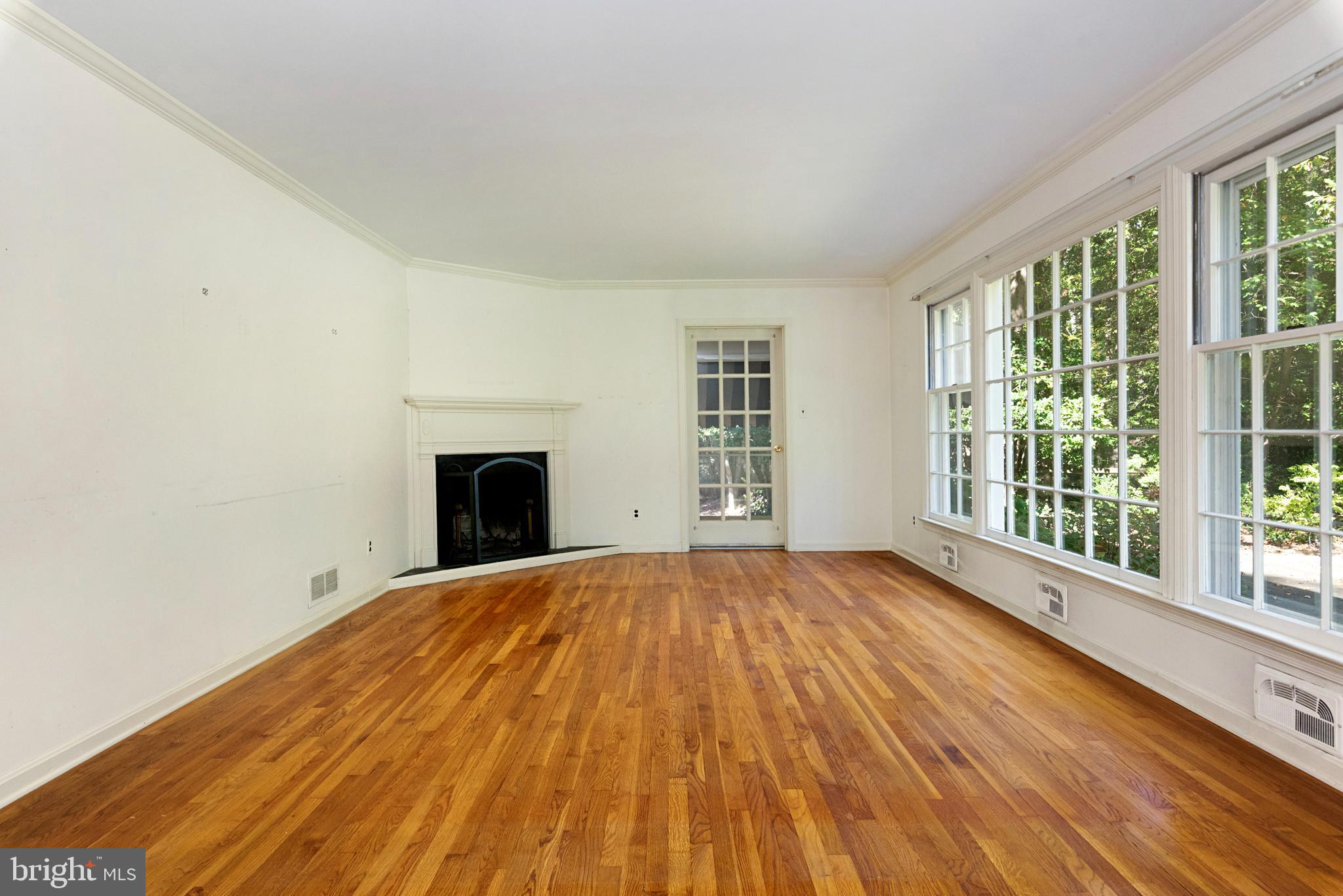 1619 Ridout Road Annapolis, MD 21409 - Photo 6 of 37 Living room and door to screened porch